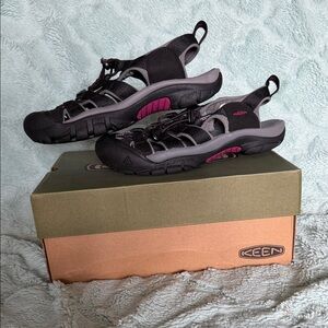 KEEN Women's Sandals in Black and Pink